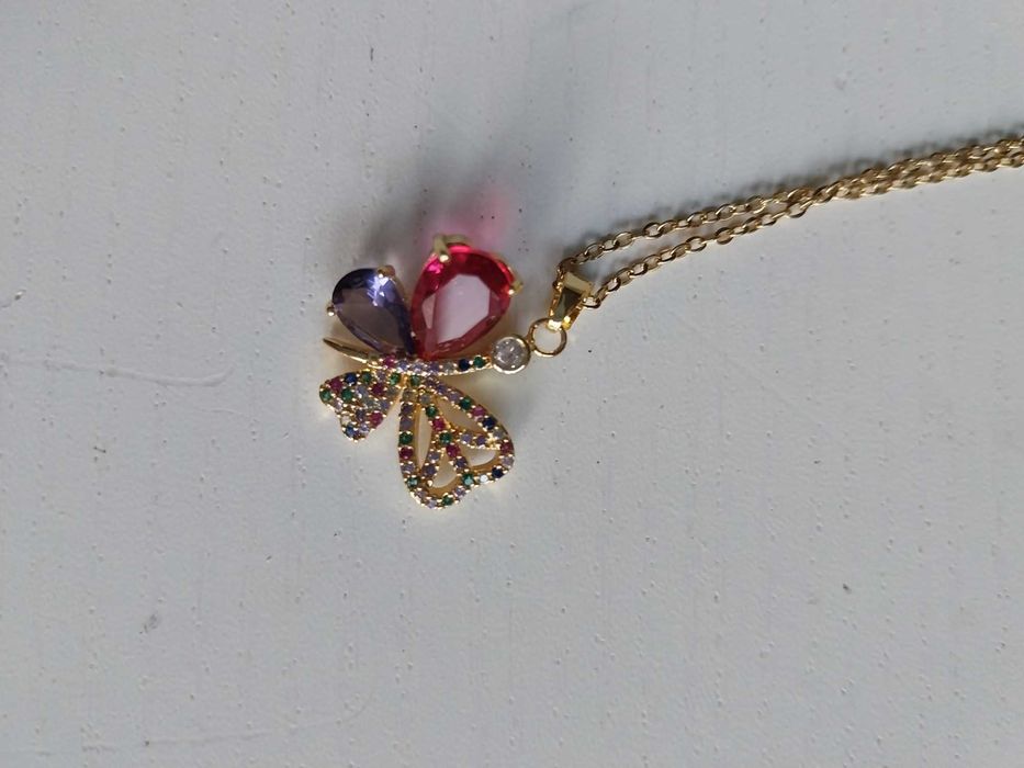 Fio/colar dourado com pendente borboleta