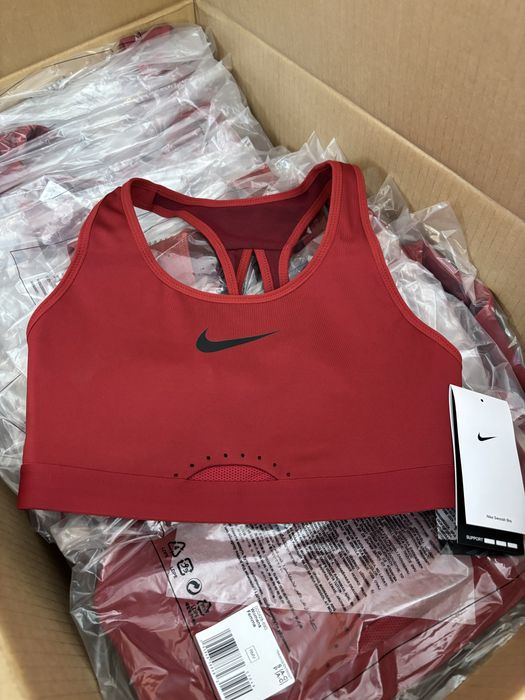 Спортивні топи Nike оптом