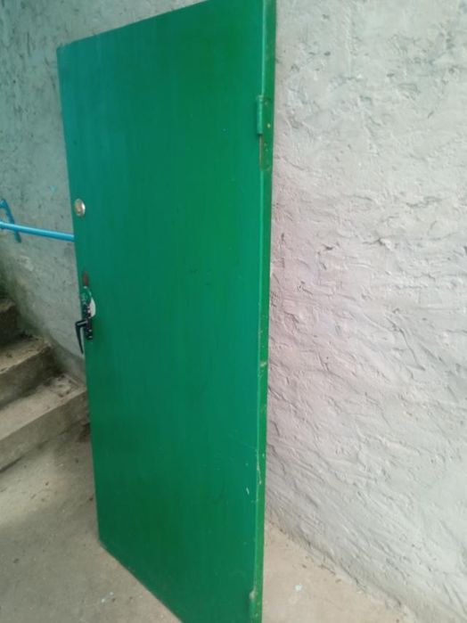 Двері вживані, невеликі