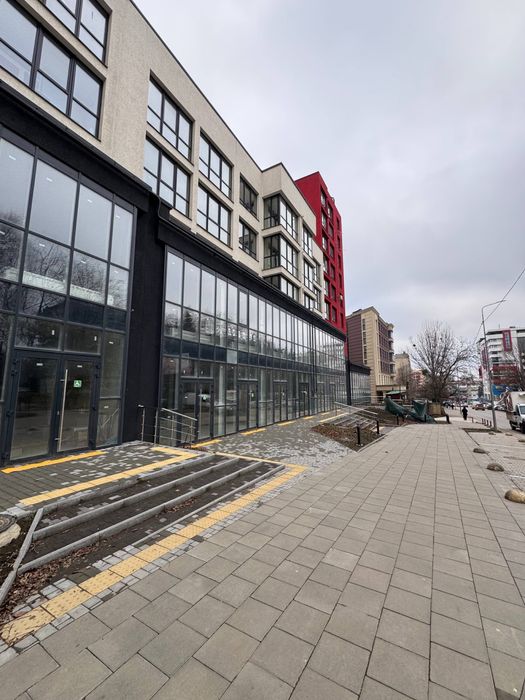 Фасадна комерція в зданому ЖК Рівненська фасадний вхід