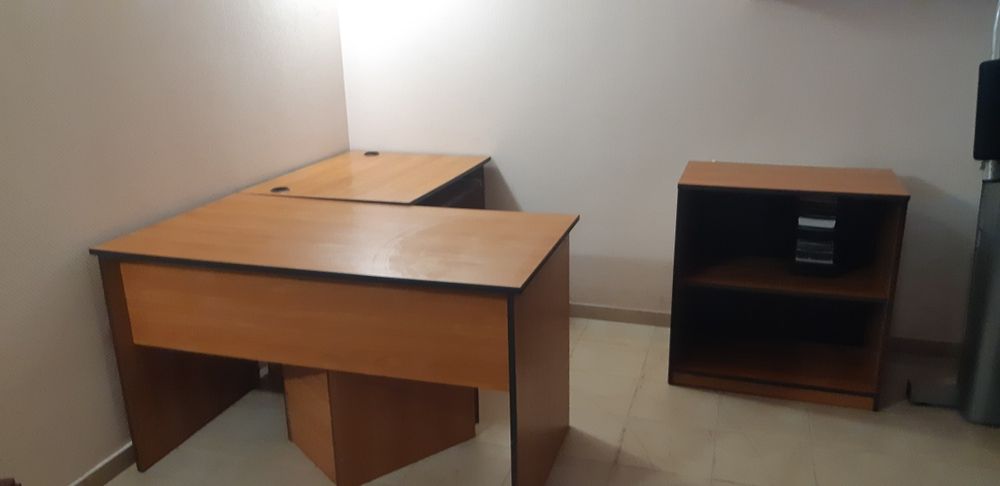 Набір офісних меблів,офісний світлий стіл,трюмо,тумба, книгові полички