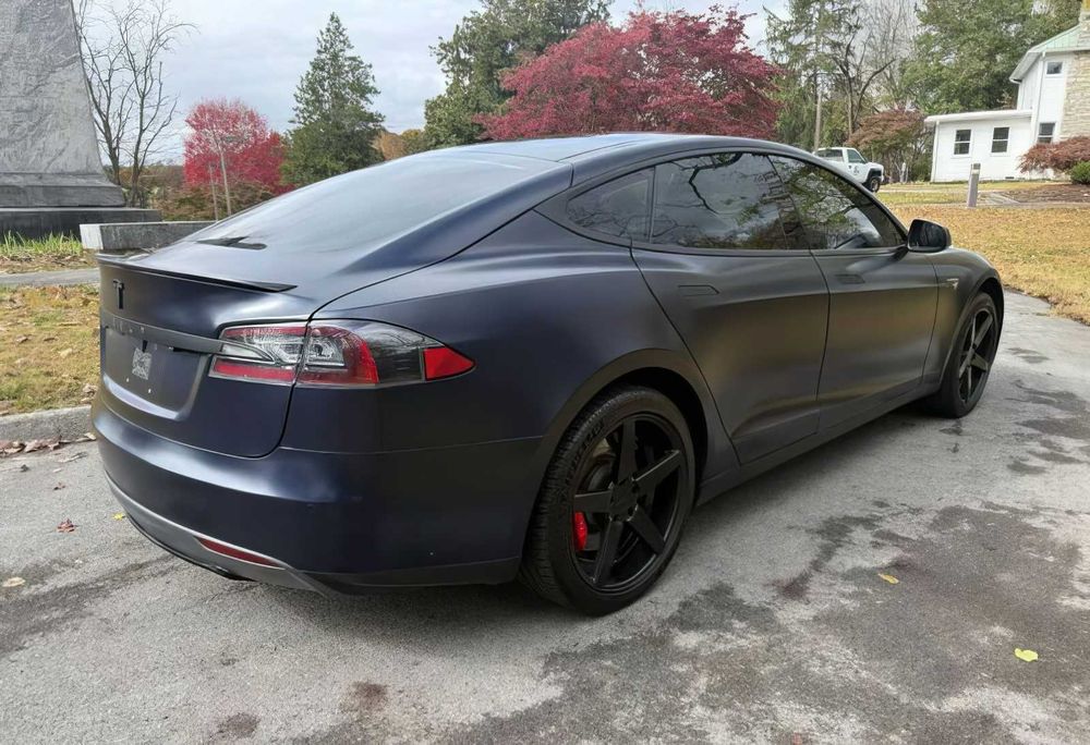 Tesla Model S P85D      2015
