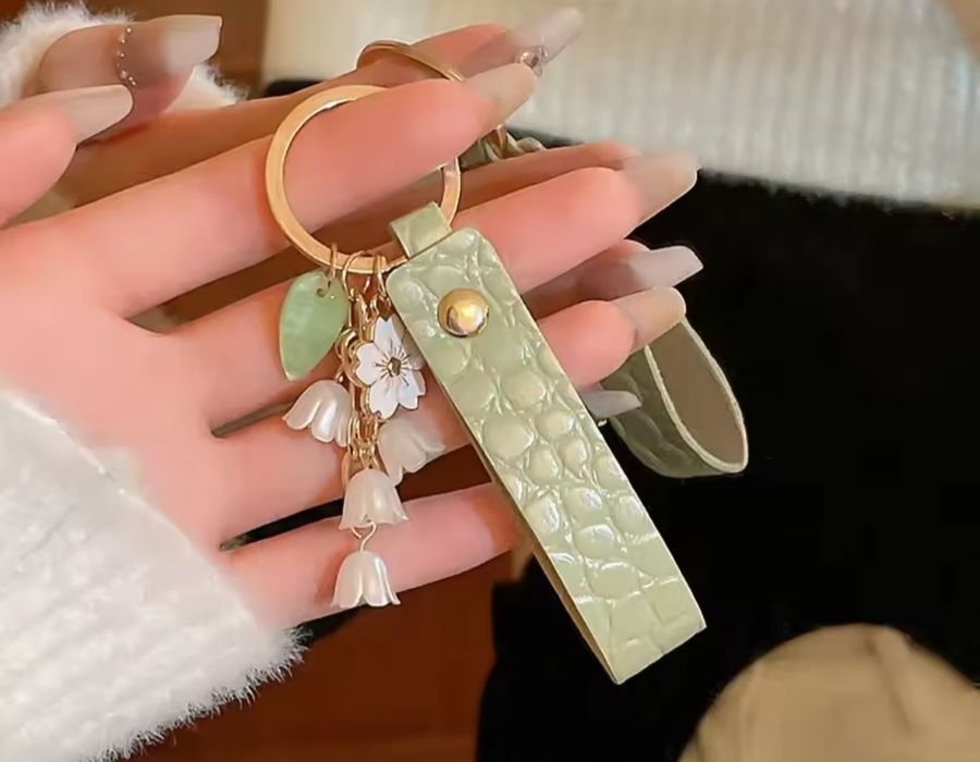 Cudny brelok białe Konwalie pasek PU