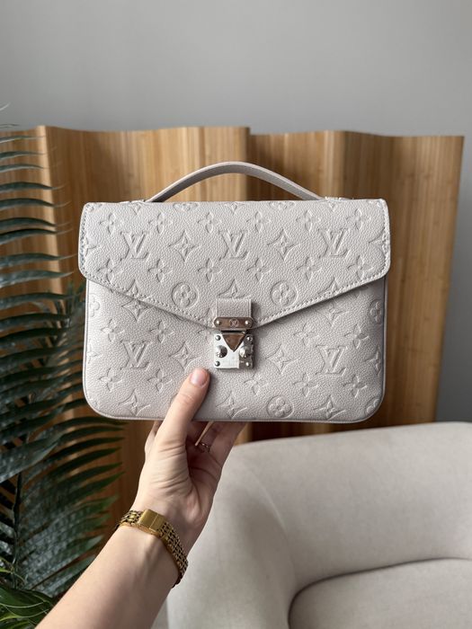 Сумка Louis Vuitton Pochette Metis Empreinte Brume