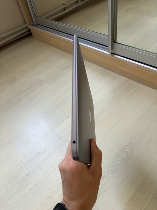 Macbook Air 2020 i3 8 256 11 циклів ідеал