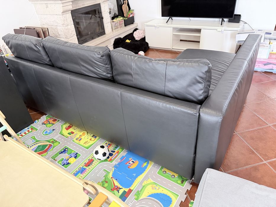 Sofá-cama IKEA FRIHETEN - Couro Sintético Preto (Com Arrumação)