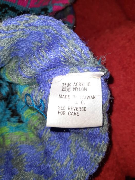 Piękny sweter z kołnierzem szalowym.