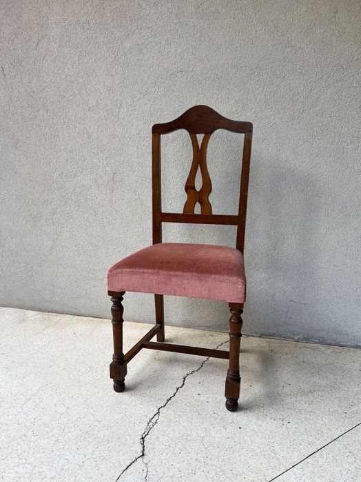 Cadeira madeira maciça com estofo aveludado