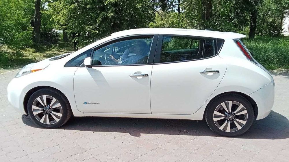 nissan leaf SV 2016 30 квч 54т км белый сша 11 из 12