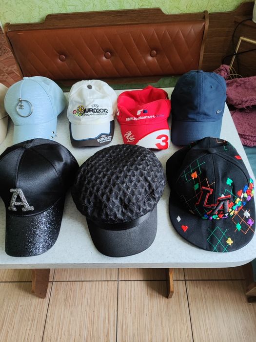 Бейсболки , кепки.