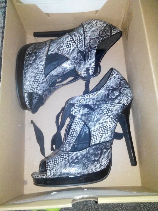 Wężowe sandałki na platformie