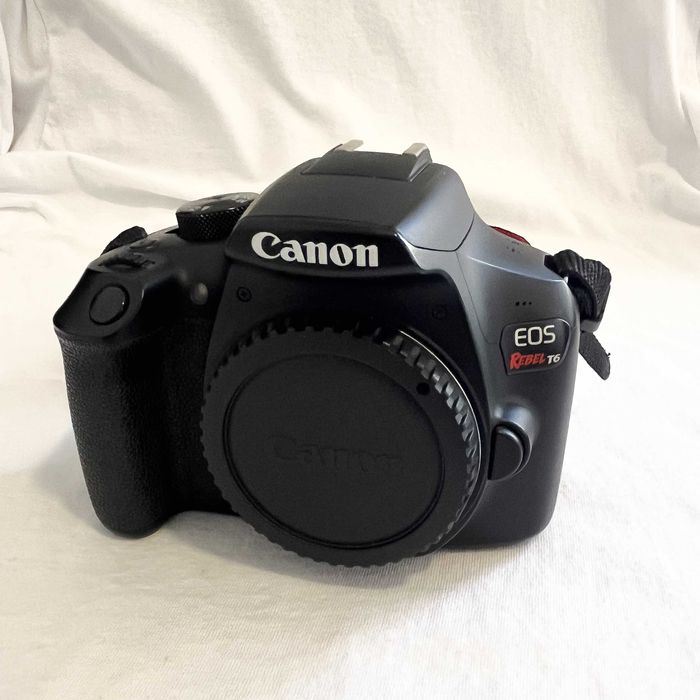 Canon Rebel T6 (EOS 1300D) + Lente 18-135mm Nano USM + Acessórios