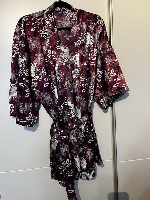 Piękny satynowy szlafrok w kwiaty 42/44) szafa przedpokój)