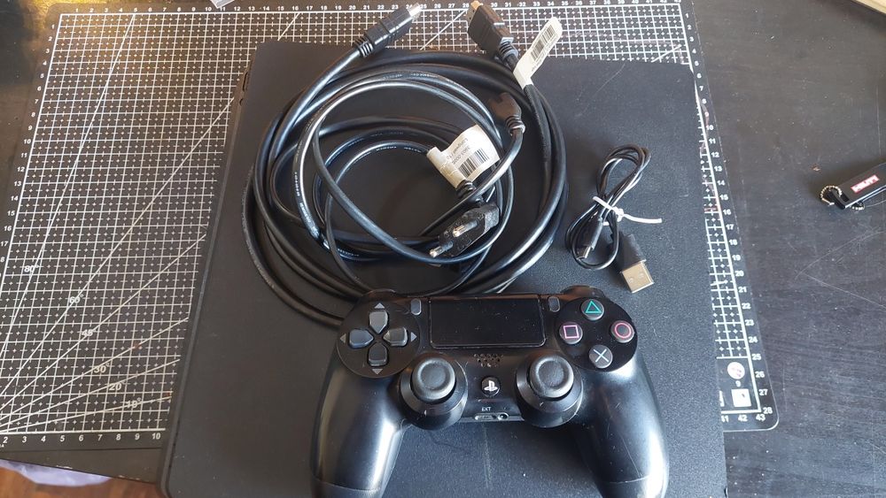 Ps4 slim + comando + 3 jogos