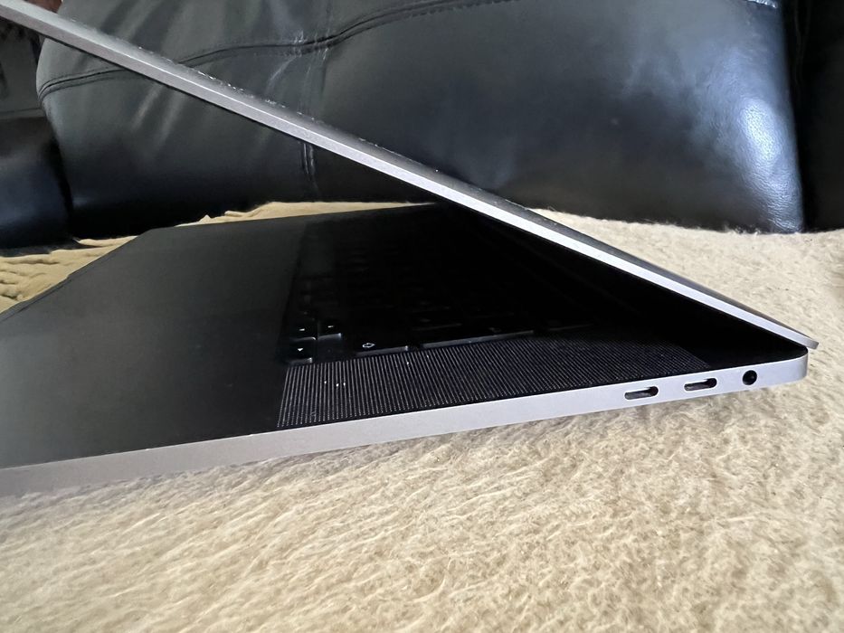 MacBook Pro 16" Touch Bar e Touch ID