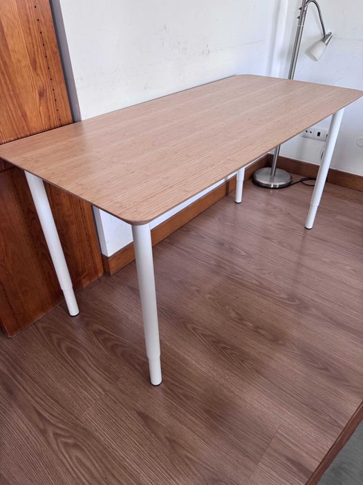 Secretária IKEA em bambu – 140 × 65 cm | Excelente estado