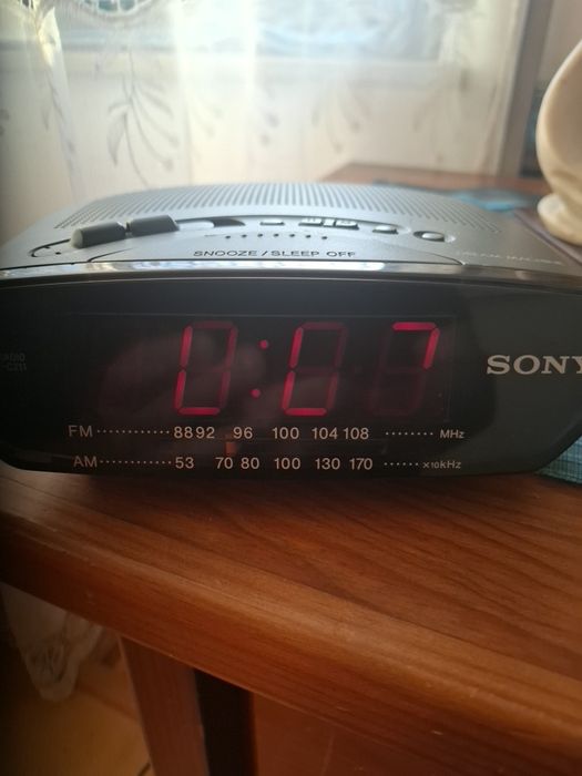 Radio relógio com alarme sony