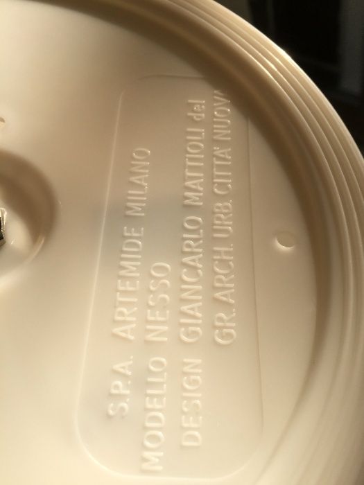 Candeeiro Artemide Nesso Branco de Giancarlo Mattioli e Città Nuova.