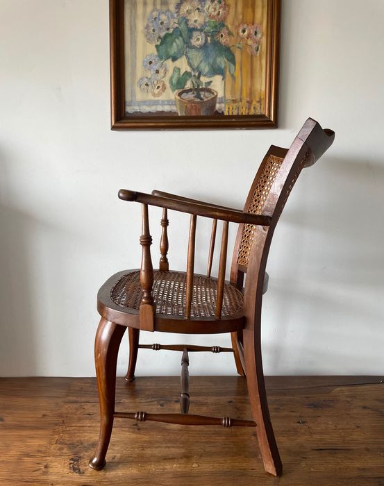 Duas cadeiras antigas com palhinha