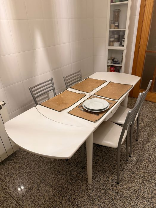 NOVO PREÇO: Mesa de cozinha extensível (6 pax), com arrumação e 4 cadeiras