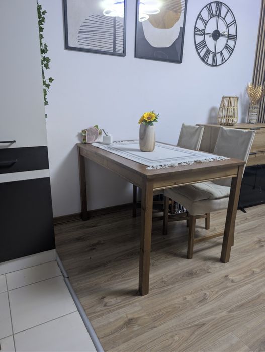Stół IKEA bez krzeseł