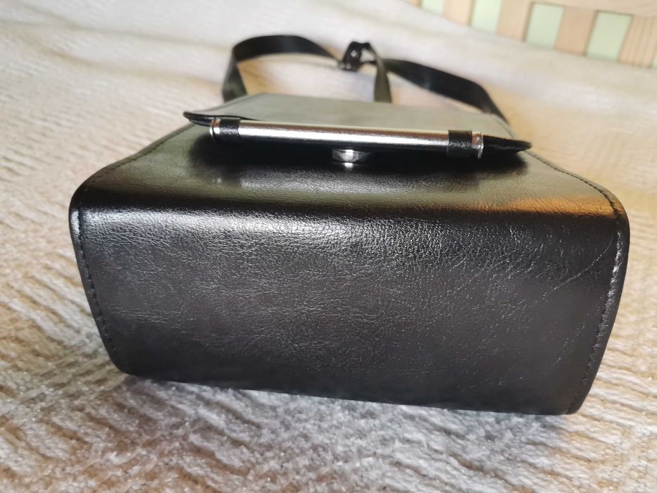 Czarna torebka trapezowa na ramię