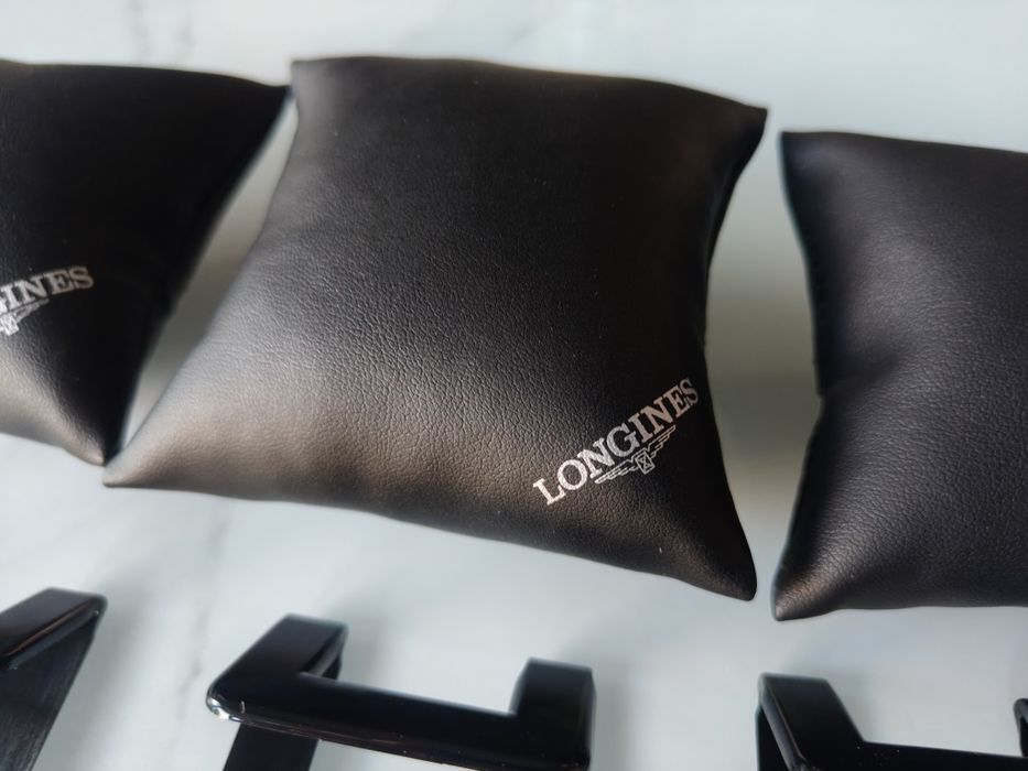Ekspozytor na zegarki marki Longines czarny cztery sztuki