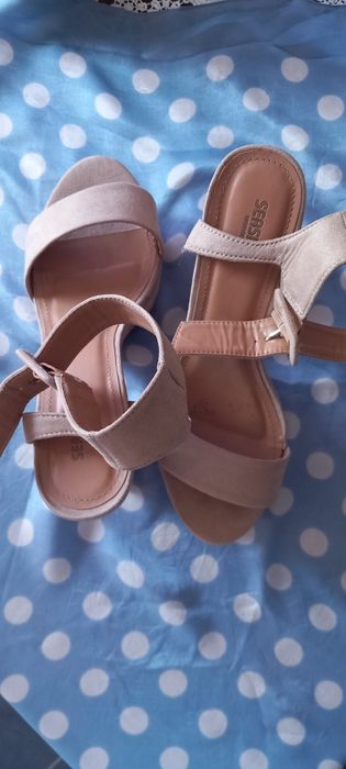 Sandalias usadas uma vez