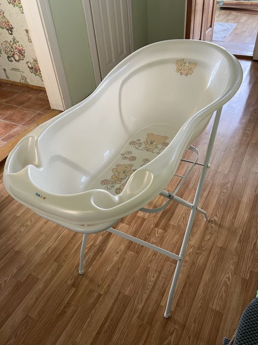 Дитяча ванна з підставкою