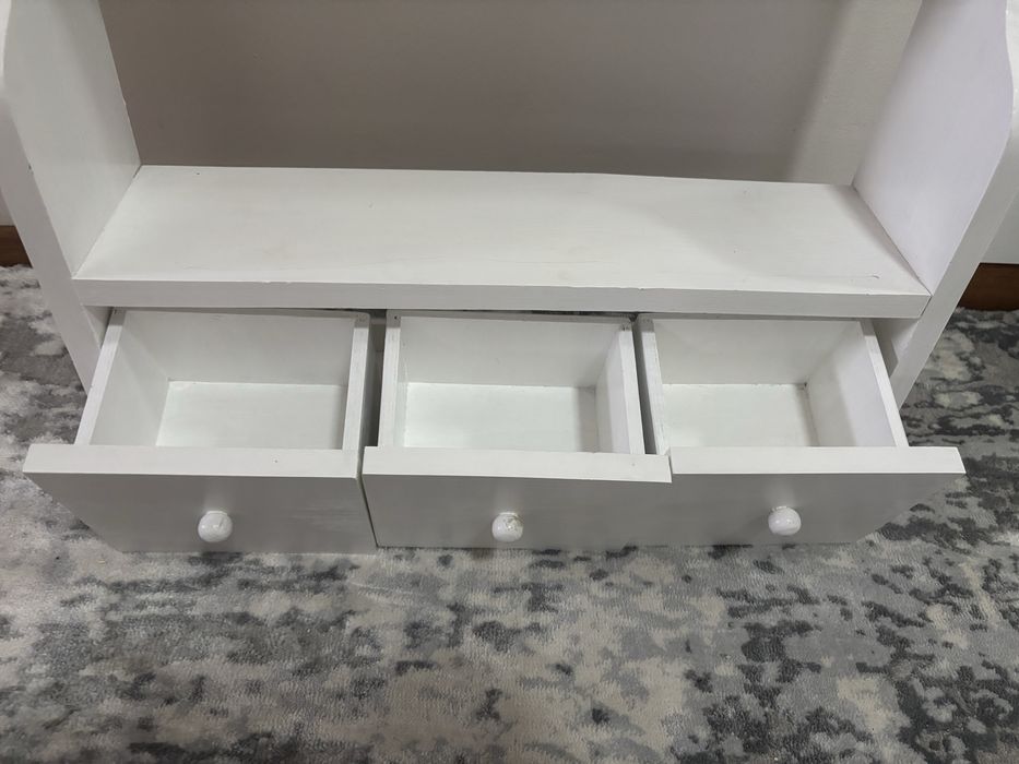 Półka na książki biblioteczka biała drewniana z szufladkami