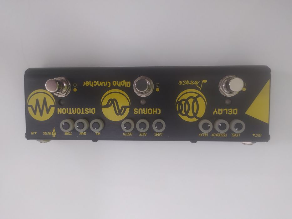 Pedal Donner Alpha cruncher ( delay, chorus e distorção)