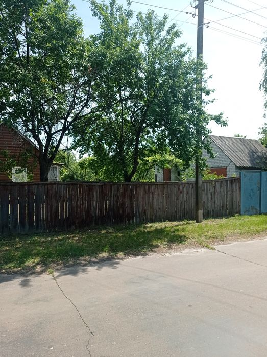 Гарненький будиночок недалеко від міста в селі Піски.
