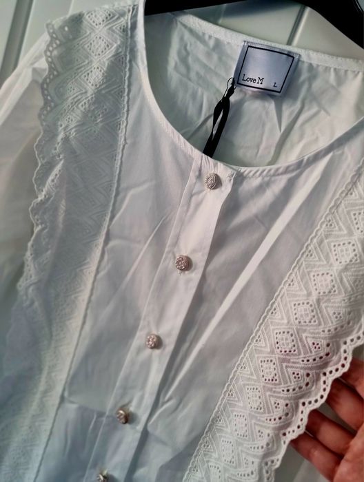Camisa branca, manga comprida, com bordado inglês.  L