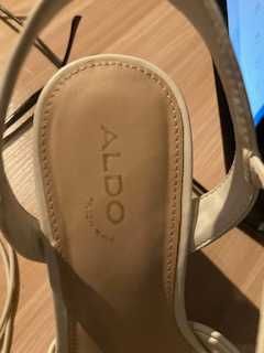 Sandálias Aldo. Bejes e dourado