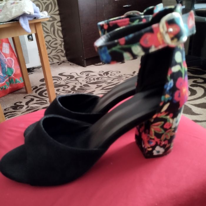 Продам нові босоніжки Взуті 1 раз на причастя.