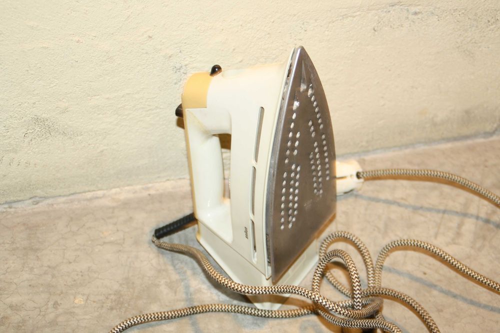 Eletrodomésticos em bom estado- Batedeira, Chaleira e Ferro de engomar