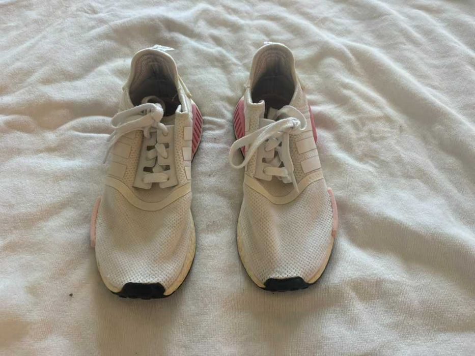 ténis Adidas NMD_R1, em malha branca com detalhes em rosa. fr 36