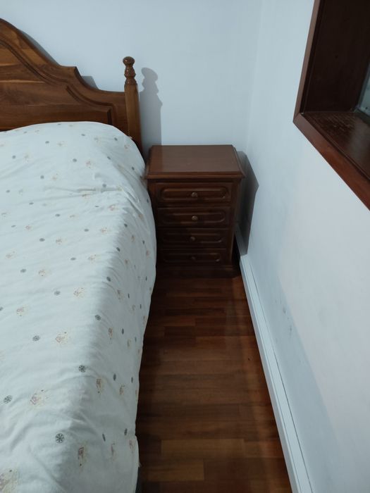 Quarto com móveis de apoio