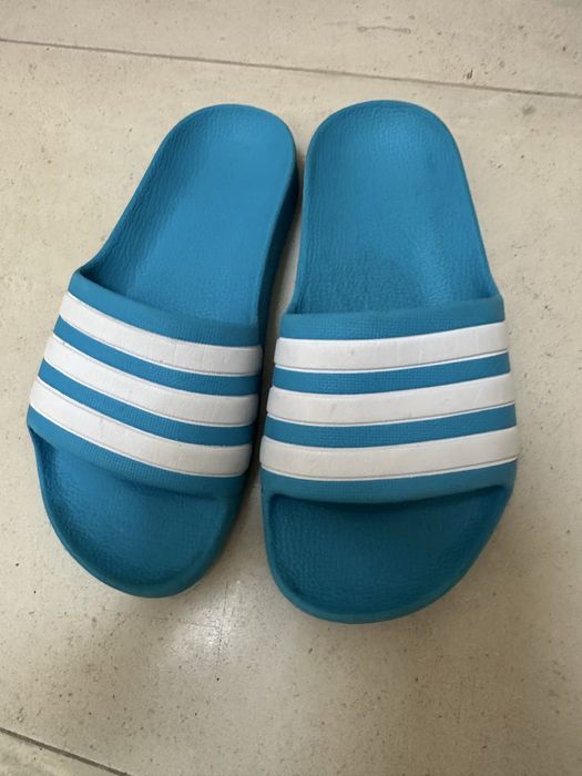 Chinelos Adidas piscina