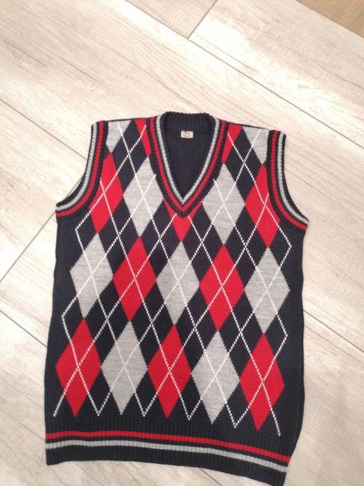 Bezrękawnik sweterek kamizelka 140