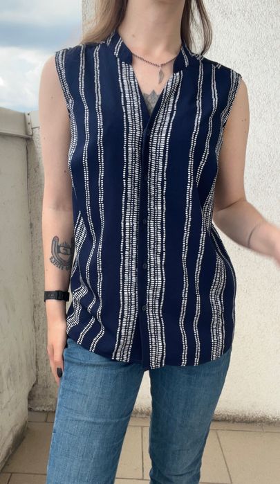 Синя блуза без рукавів з V-образним вирізом