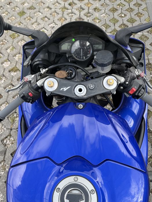 Yamaha YZF R1 —-