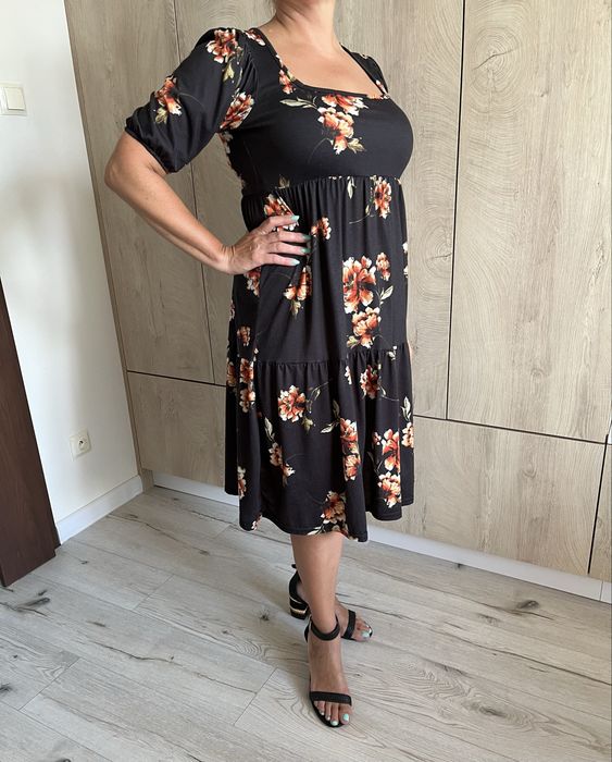 Czarna sukienka midi z bufiastymi rękawami