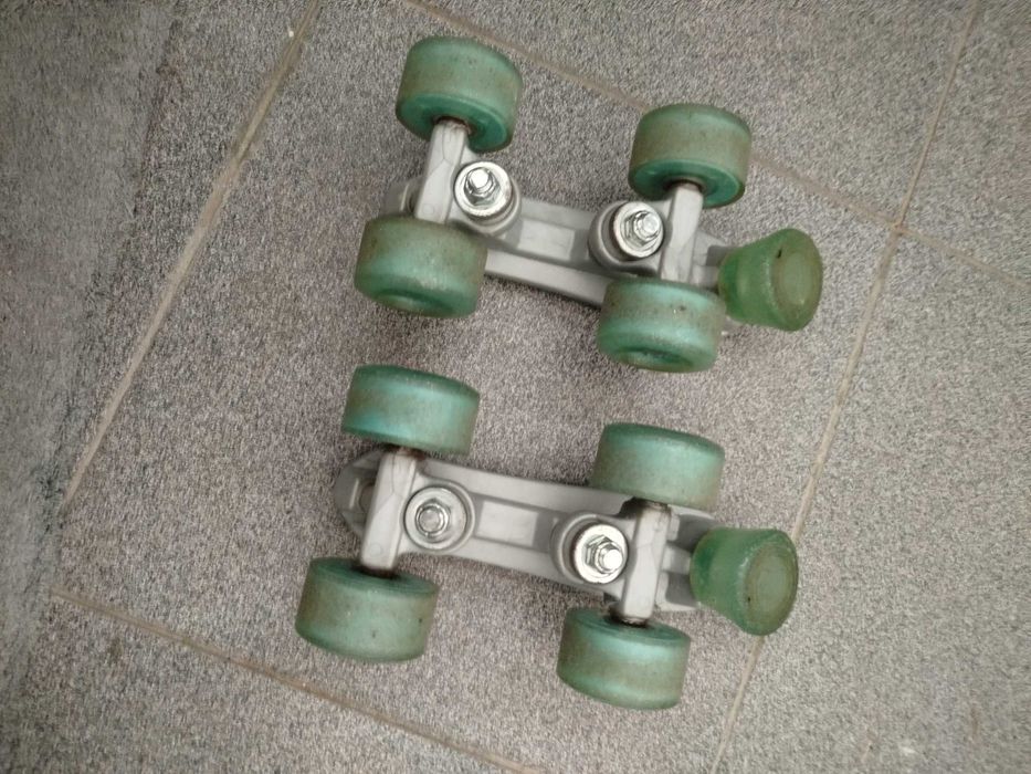 Patins de criança, adaptáveis a sapatilhas.