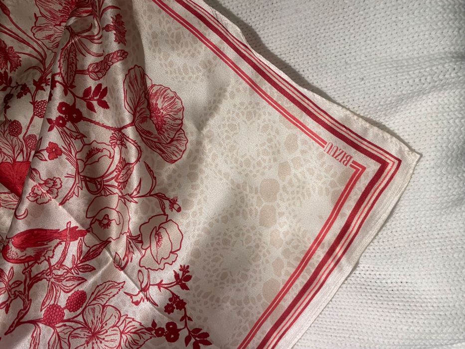Jedwabna apaszka damska w kwiatowy print TRANNI biała bizuu biała red