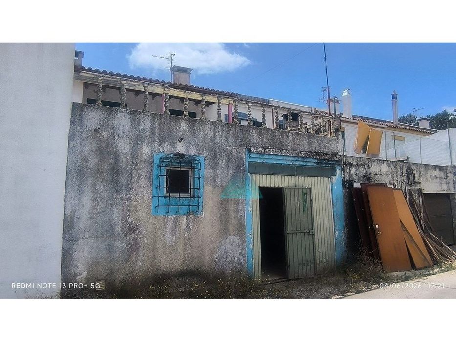 Moradia T3 com Garagem, Terraço e Logradouro em S. Simão, Azeitão