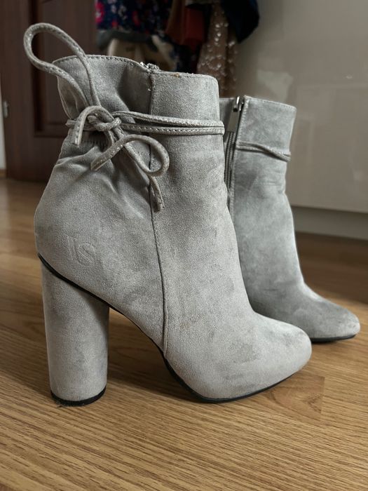 Szare zamszowe botki na obcasie
