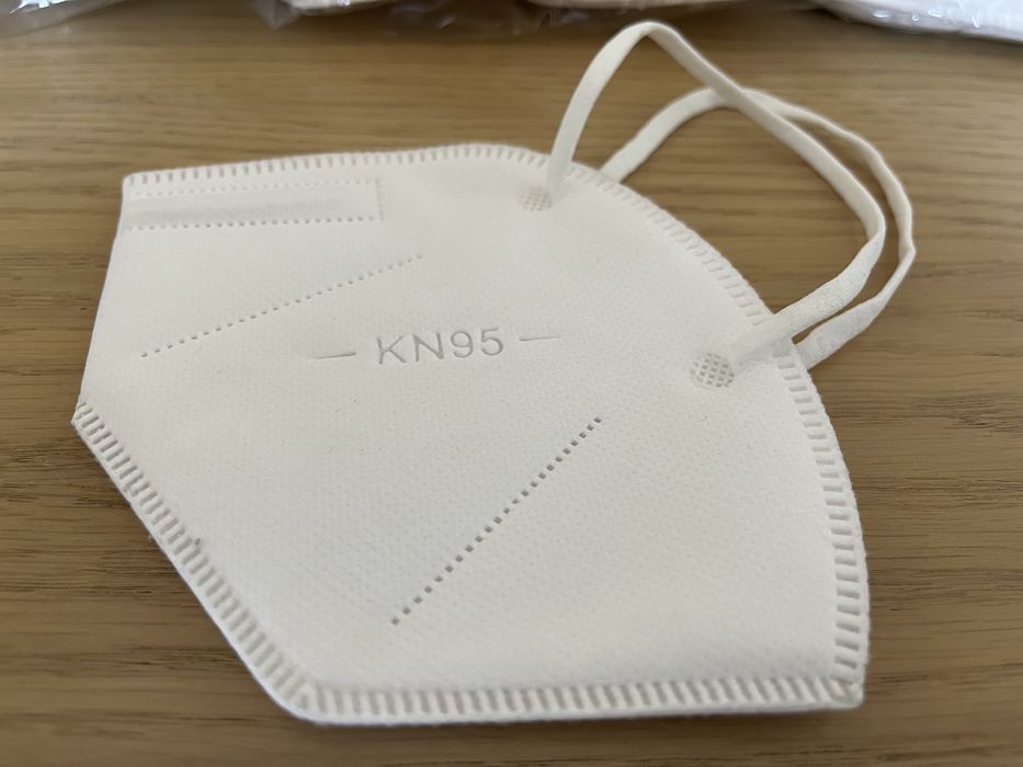 Maseczki FFP2 białe, pakowane po 5 szt.