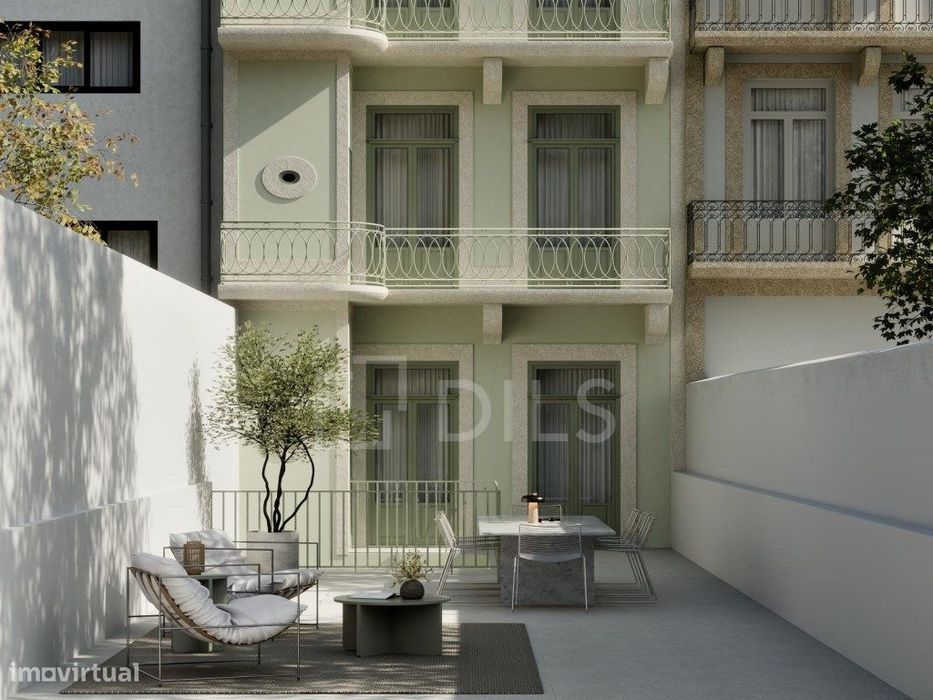 Shop with outdoor space in a new development in downtown Porto