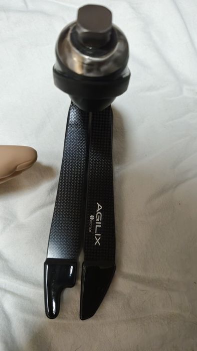 Протези правої і лівої стопи,.